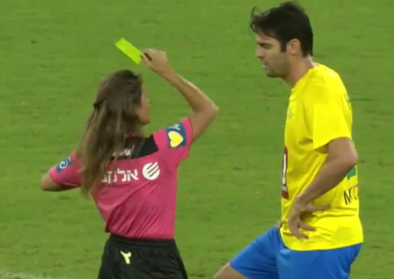 Bizarna scena na nogometnoj utakmici koja je zbunila Kaku; sutkinja mu pokazala žuti karton pa napravila nevjerojatan potez