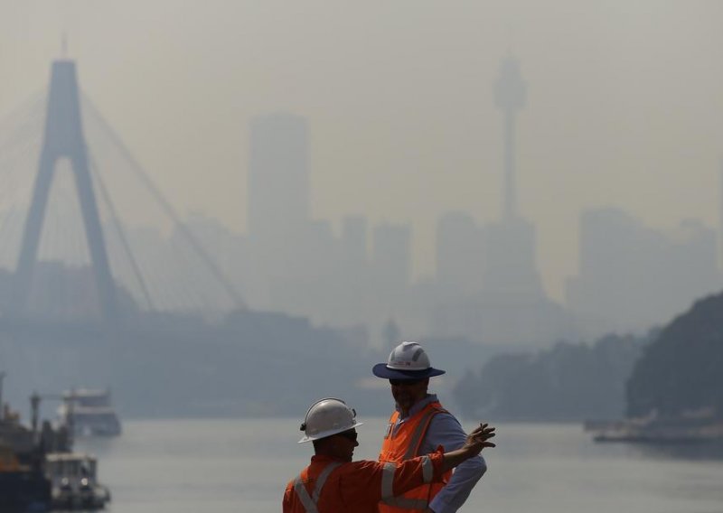 Opasan dim prekriva Sydney, a vjetrovi raspuhuju šumske požare po Australiji