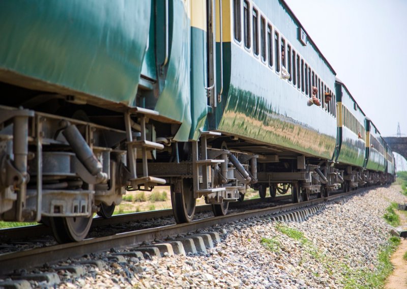 Putnici iskakali iz gorućeg vlaka u Pakistanu, 46 ih poginulo