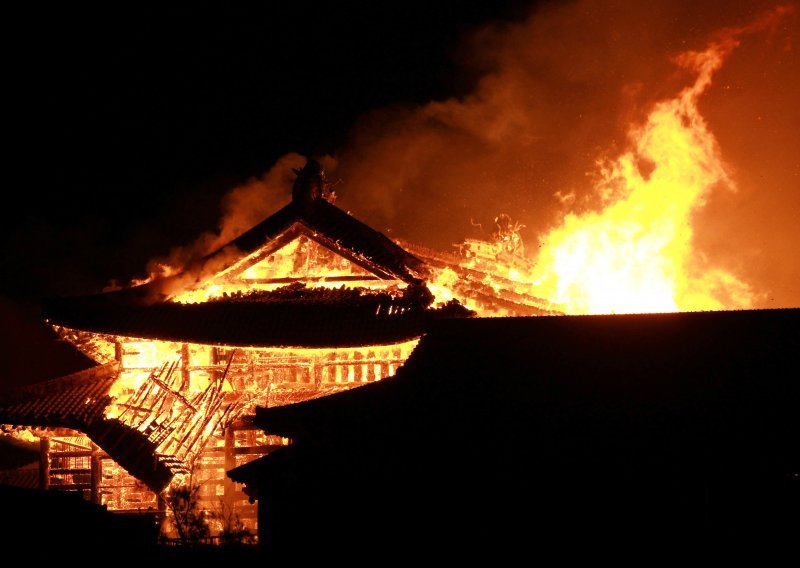 [FOTO/VIDEO] Strava u Japanu! Do temelja izgorio hram iz 14. stoljeća