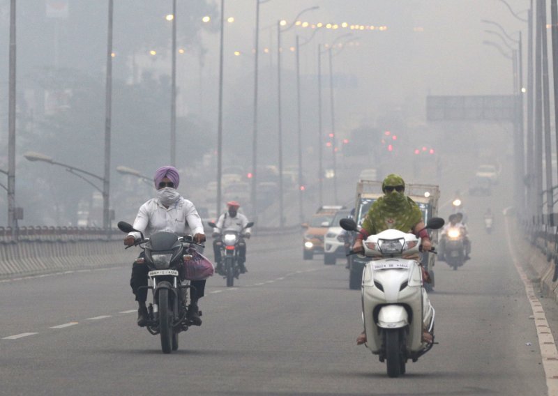 New Delhi se guši u smogu, proglašena sanitarna kriza