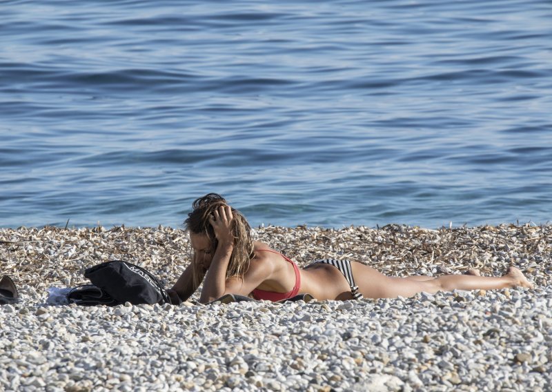 Studeni je samo po imenu: Na splitskom Žnjanu ekipa se kupa i sunča