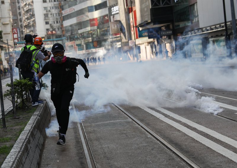 Nema mira u Hong Kongu: Policija ispalila suzavac na prosvjednike