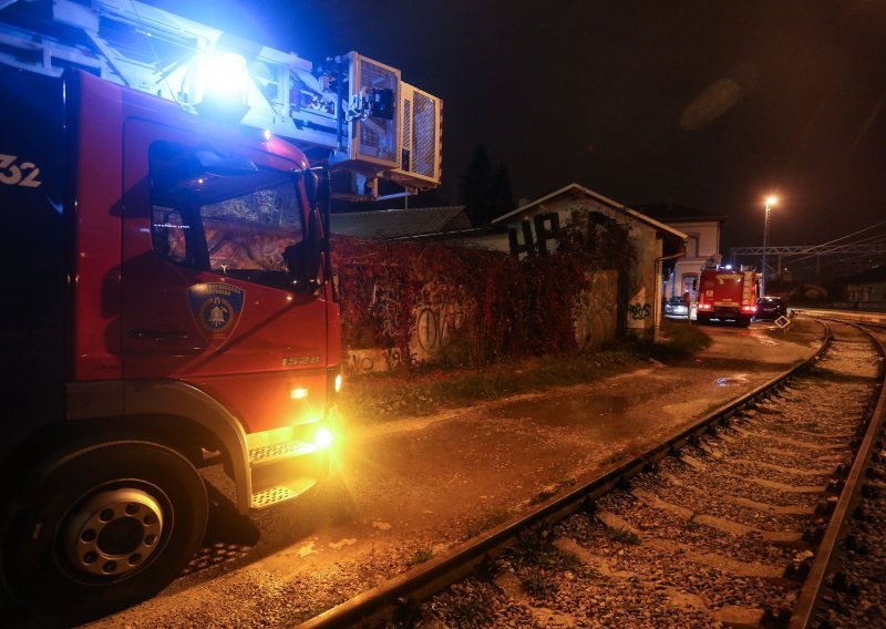 Vatrogasci ugasili požar u zagrebačkoj Dubravi, jedna osoba završila na hitnoj