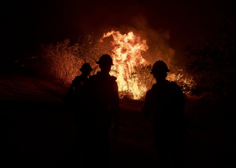 Australski vatrogasci pale pašnjake kako bi smanjili rizik od velikih požara