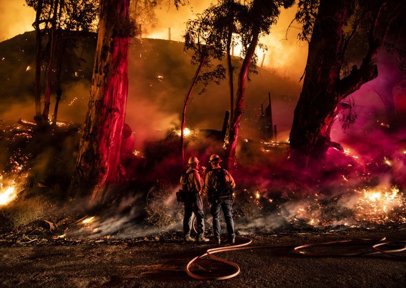Čini se da vatrogasci konačno stavljaju razorni požar u Kaliforniji pod kontrolu