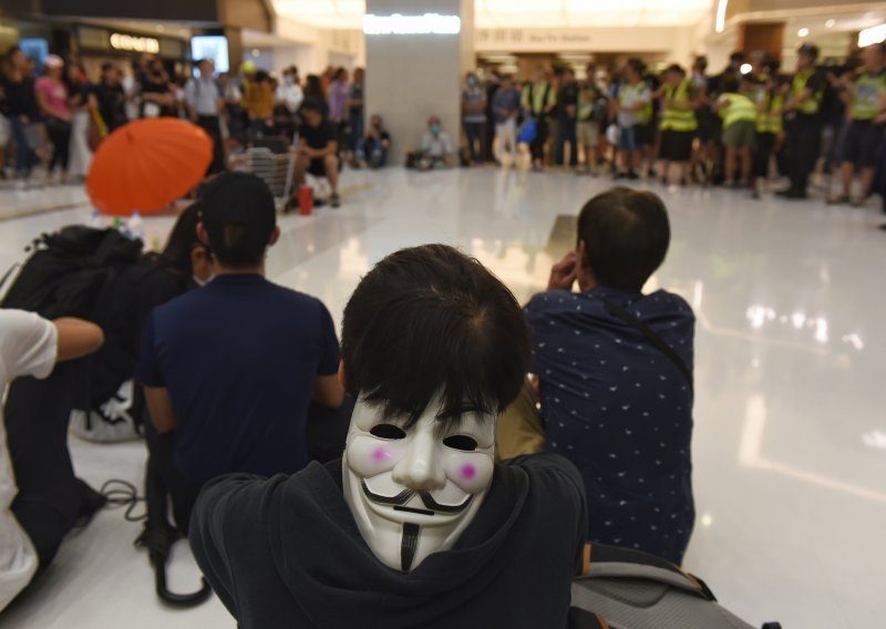 [FOTO] Krvavi prosvjedi u Hong Kongu: Četvero prosvjednika napadnuto nožem, jednom odgrižen komad uha