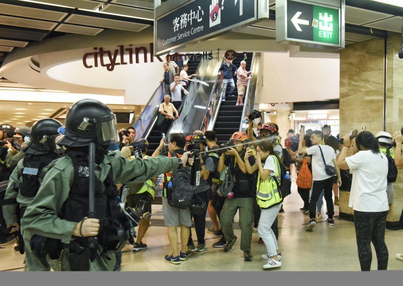 Nasilje u Hong Kongu za EU 'neprihvatljivo', Britanija izrazila zabrinutost