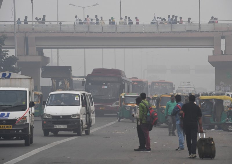 Zbog zagađenog zraka u New Delhiju za vozače uvedeno pravilo 'par-nepar'