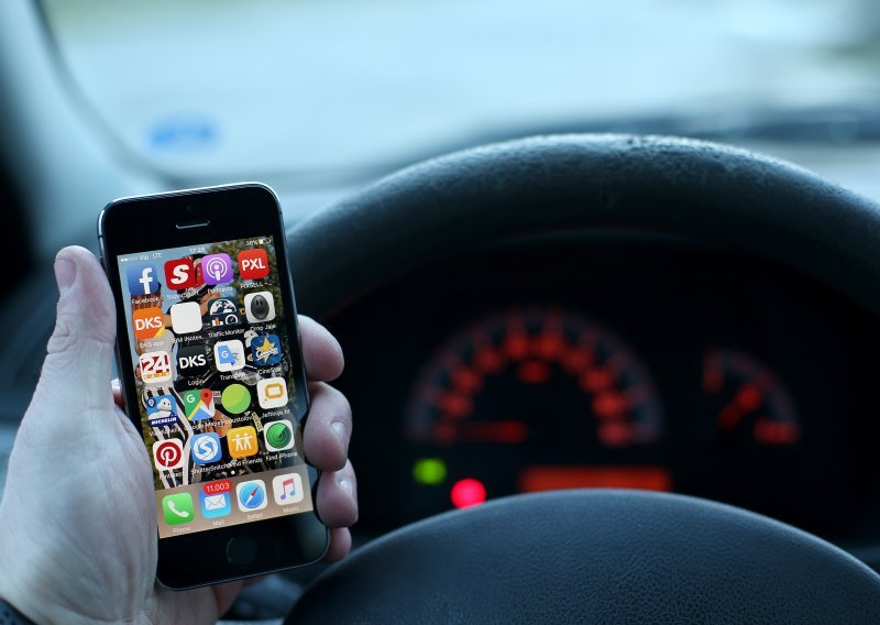 Kako koristiti mobitel u vožnji, a da ne platite masnu kaznu