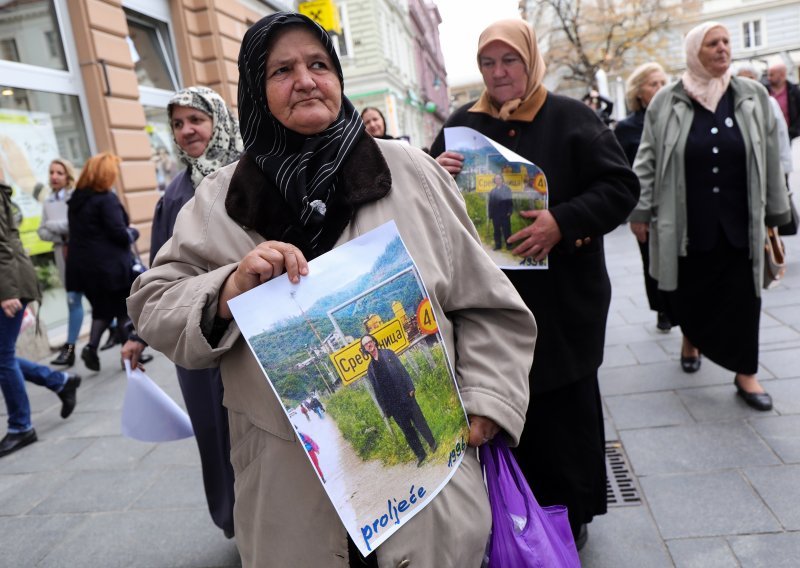 Prosvjed u Sarajevu ispred švedske ambasade zbog Nobela Handkeu: Mogli ste nagradu dati i Karadžiću, Mladiću i Miloševiću