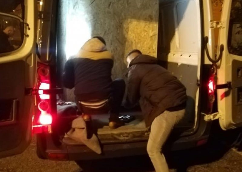 [VIDEO] Pogledajte kako je policija spasila devet migranata zatočenih u drvenom sanduku