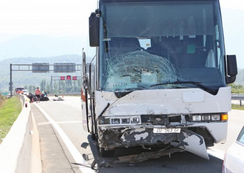 Školski autobus prouzročio lančani sudar