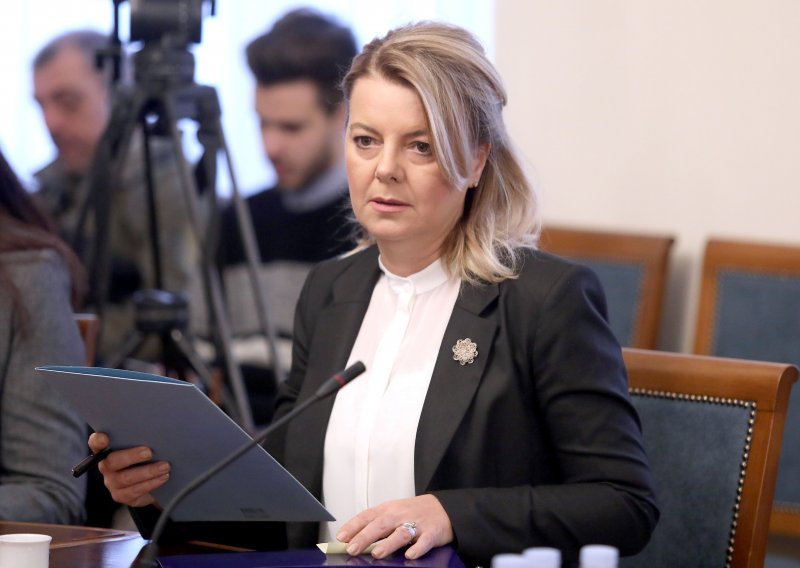 Mirjana Hrga: Da sam pod udarom kao Kolinda Grabar-Kitarović, ne bih pjevala ni pod tušem