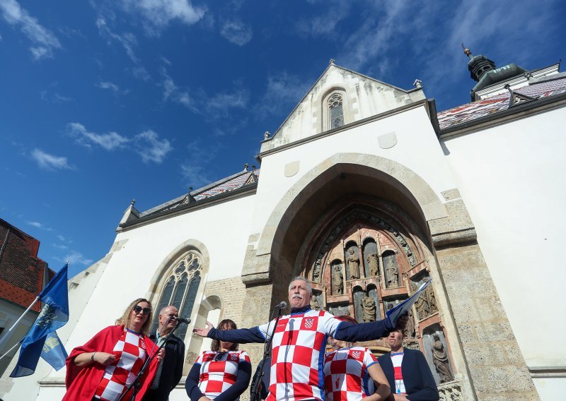 Prosvjetari s Markova trga poručili premijeru: 'Nemojte dovoditi u pitanje budućnost!' Skup zaključili 'Mojom domovinom'