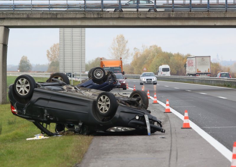 [FOTO/VIDEO] Strava na autocesti A3; nakon teške nesreće dva automobila završila na krovu