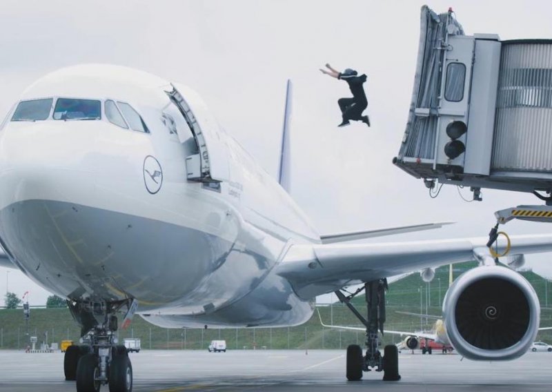 Evo kako se parkourom ukrcati na zrakoplov