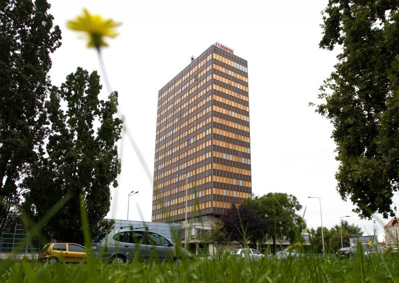 Prije nego što opet završi u haljini, srušite taj smeđe-narančasti kubus, ko boga vas molim!