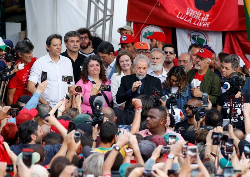 Lula oslobođen iz zatvora, dočekala ga crvena masa pristaša