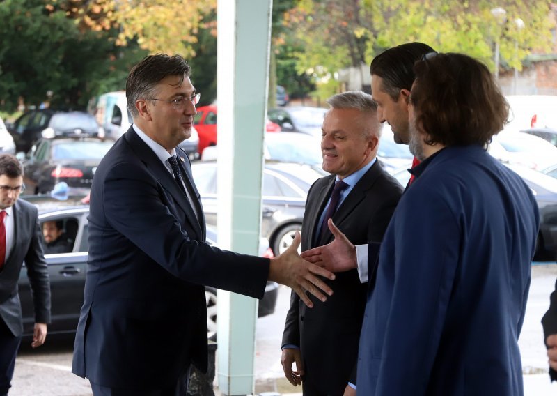 Plenković: Hrvatska na svoju dijasporu ponosna; Grbešić: Boji li se i srami Hrvatska svoje dijaspore?