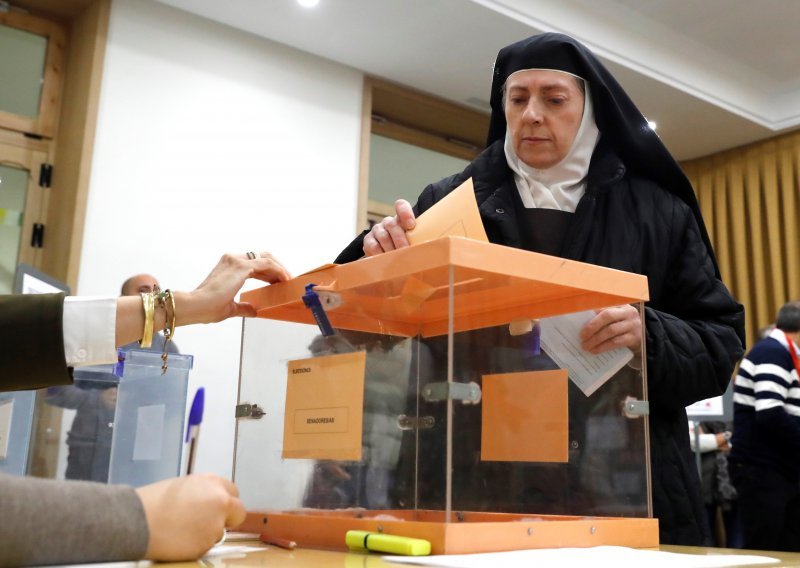 Španjolci počeli izlaziti na prijevremene parlamentarne izbore