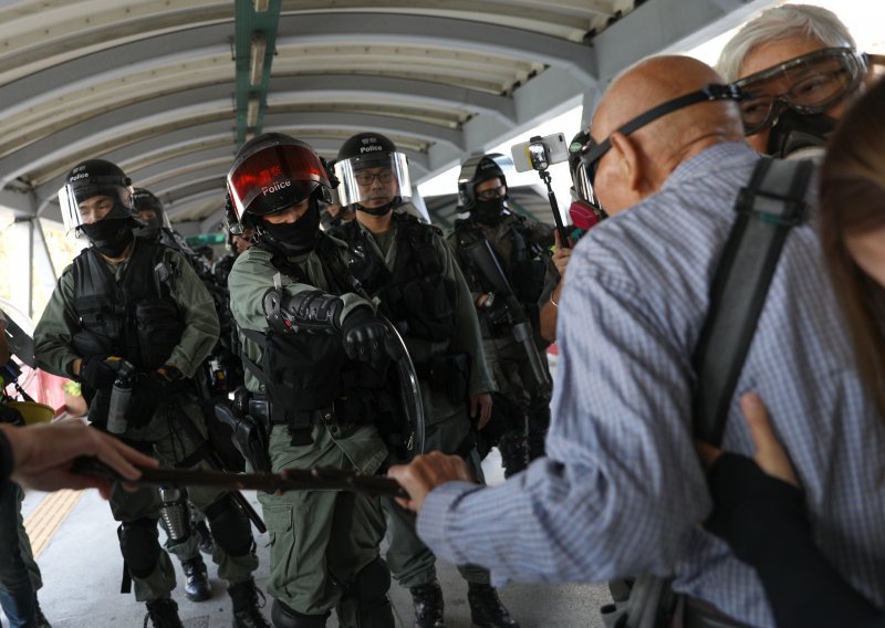 Hong Kong: Policija naoružanim prosvjednicima prijeti pravim mecima