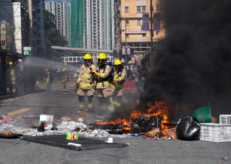 Policija pucala na prosvjednike u Hong Kongu, teško ranjena jedna osoba