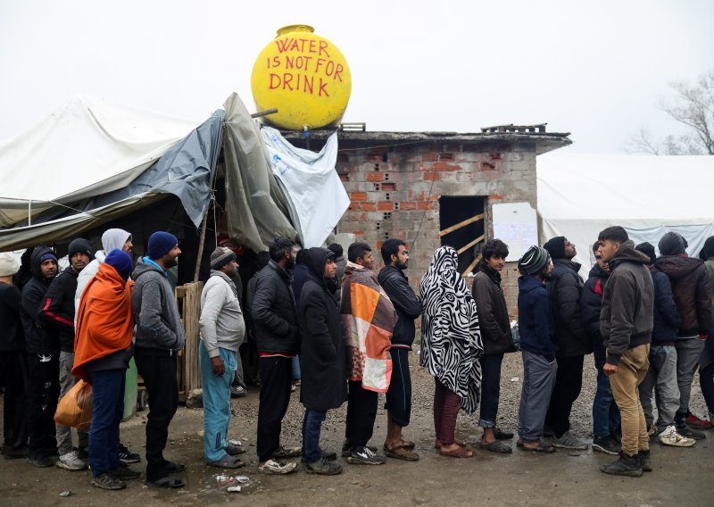Policija i dalje dovodi migrante u kamp Vučjak