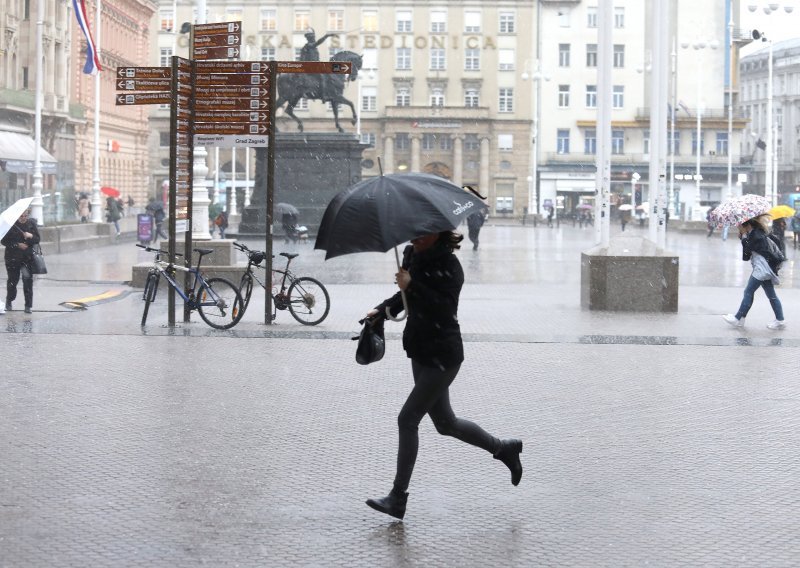 Upalili se alarmi: Stiže velika promjena vremena s obilnom kišom, jakim jugom, mogući su odroni, a more će poplaviti rive