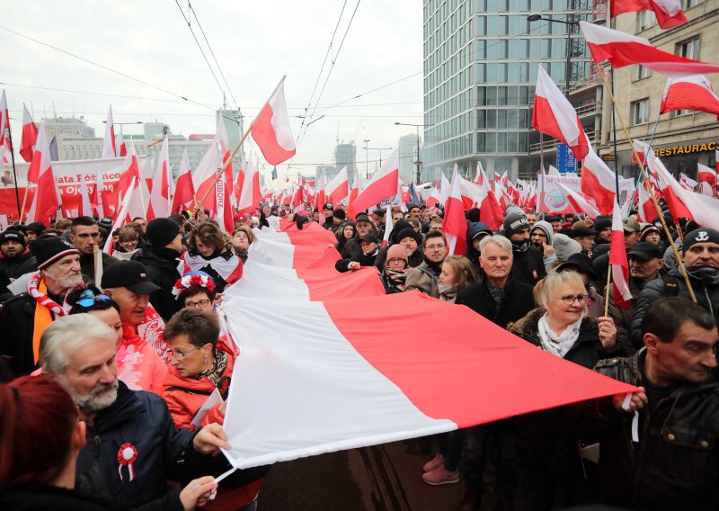 U Poljskoj desetci tisuća ljudi u velikom Hodu neovisnosti u Varšavi
