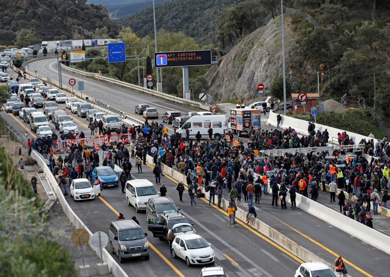 Zagovornici nezavisnosti Katalonije blokiraju glavnu prometnicu između Španjolske i Francuske