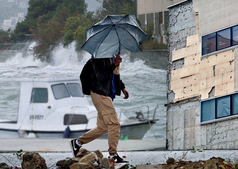 Kaos na Jadranu: Oluja odnijela krov sa škole u Splitu, rušila stabla, uništila plovila...