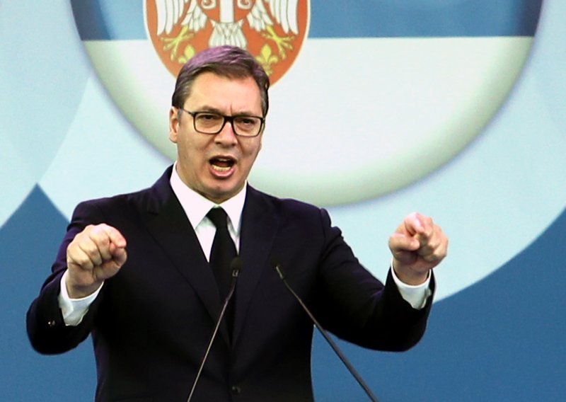 Vučić se javio iz bolnice, poručuje da će od ponedjeljka biti 'u punom radnom pogonu'