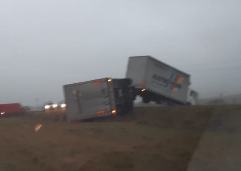 Olujni vjetar prevrnuo tegljač kod Kupresa, čupao stabla u jugozapadnom dijelu BiH