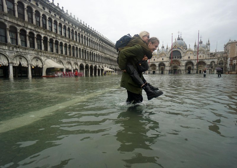 [FOTO] Dalmatinski gradovi pretvorili se u venecijanske kanale, no evo kako je u pravoj Veneciji