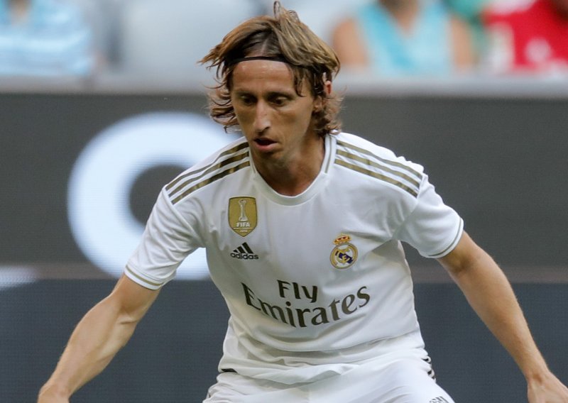 Luka Modrić primio nagradu koju nikada u karijeri nisu dobili ni Messi ni Ronaldo