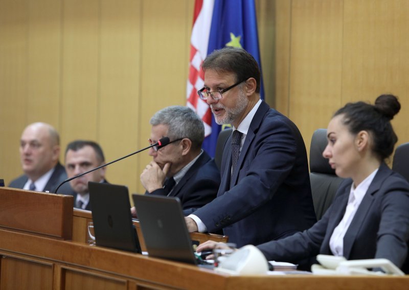 Vladin predstavnik odbio sve oporbene amandmane na prijedlog zakona o blagdanima