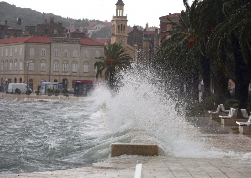 U Splitu ekstremna razina mora, najviša od 1955. i početka mjerenja; oluja zamutila Jadro - vodu prokuhavati