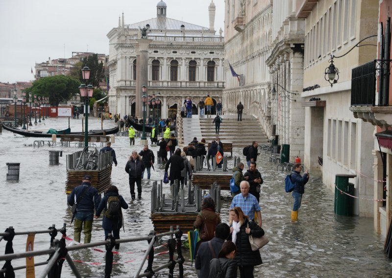 [FOTO/VIDEO] Venecija pliva: Druga najveća poplava u povijesti, ima i mrtvih