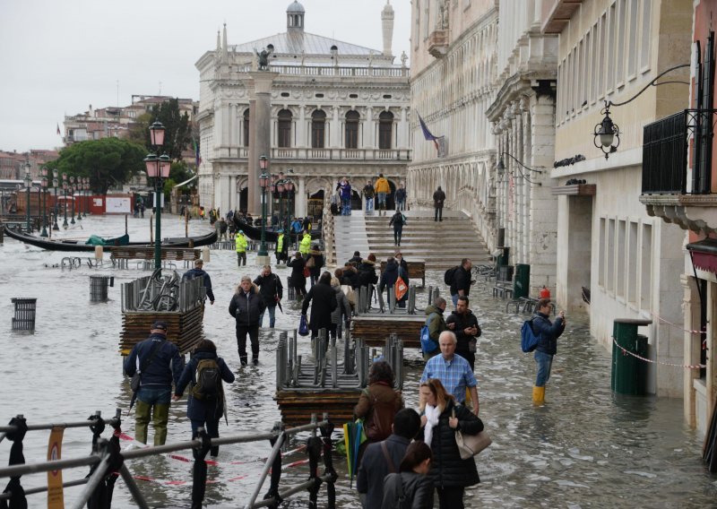 [FOTO/VIDEO] Venecija pliva: Druga najveća poplava u povijesti, ima i mrtvih