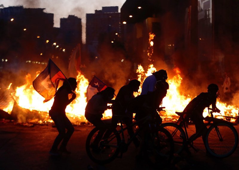 [FOTO] Krvavi prosvjedi u Čileu: Stotine ozlijeđenih, više od 1000 prosvjednika uhićeno
