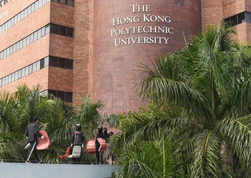 Deseci prosvjednika još uvijek zabarikadirani u kampusu u Hong Kongu