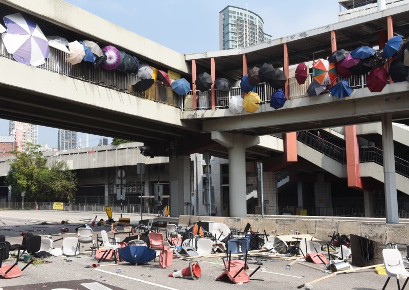 [FOTO] Prosvjedi u Hong Kongu preselili se na fakultete, postavljene i barikade, a prosvjednici policiju gađali i strijelama