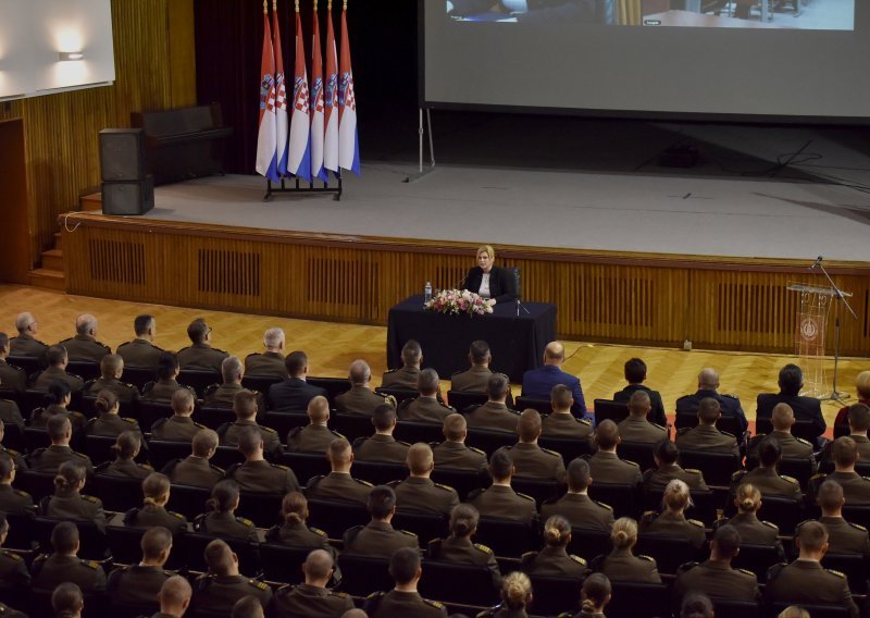 Predsjednica kadetima predavala kako da budu vojni vođe u 21. stoljeću