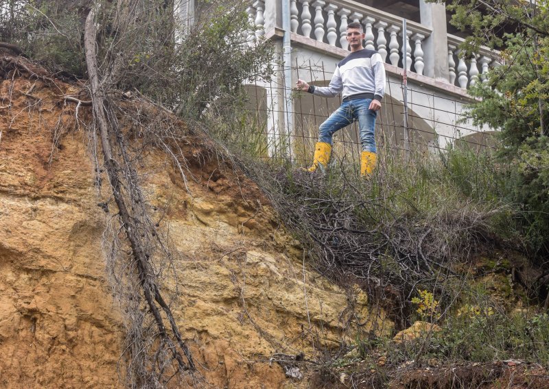 Kiša opet pokrenula odron u Posedarju, vlasnici se boje da im kuće ne završe u moru