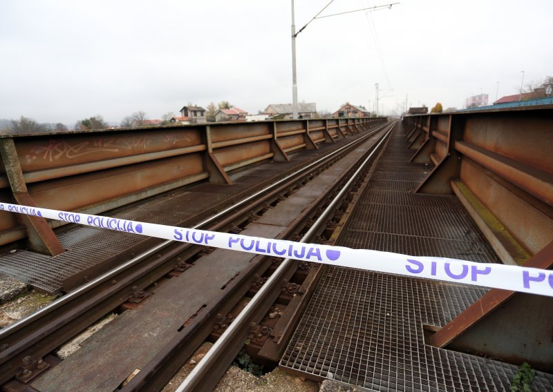 U naletu vlaka smrtno stradao 19-godišnji mladić