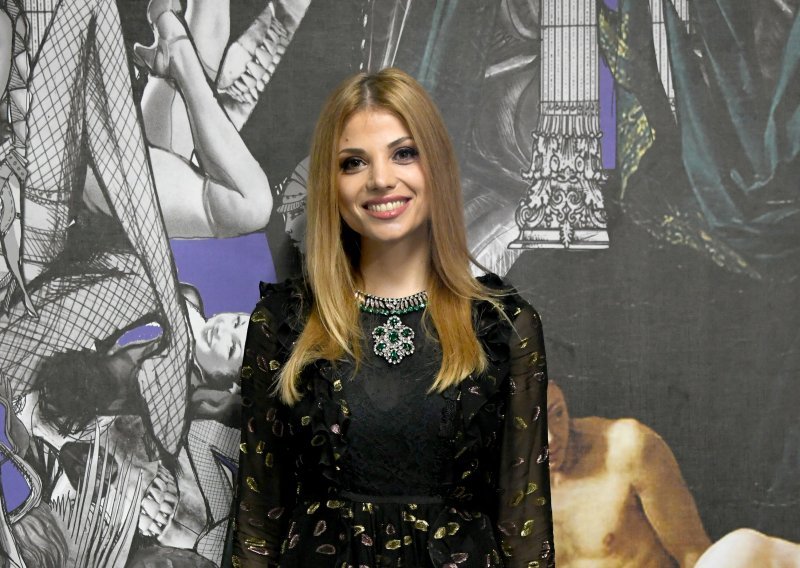 Lejla Filipović pokazala kako savršeno funkcionira spoj romantične haljine i robusnih gležnjača