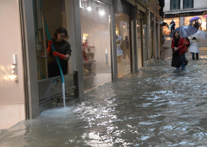 Venecija opet pod vodom, plimni val visok gotovo metar i pol