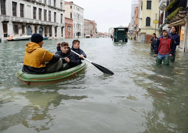 [FOTO] Izvanredno stanje u Veneciji: Stigao novi plimni val, zatvoren Trg svetog Marka