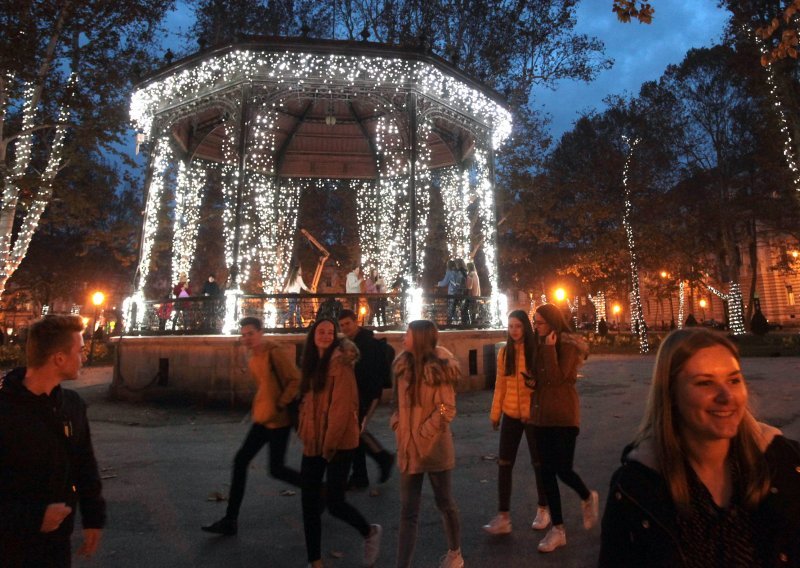 Ukrašavanje za nadolazeće blagdane već je krenulo: Centar Zagreba dobiva novo ruho